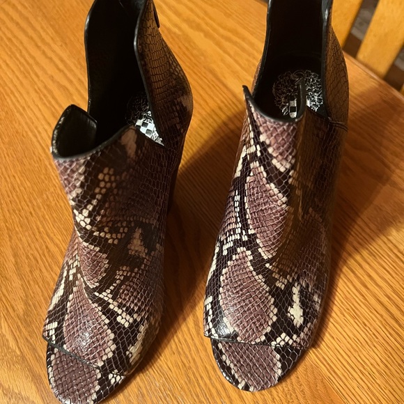 Vince Camuto Kevinney Womens Leather Open Toe Ankle Boots, Retro
Python Exotic - Picture 4 of 9